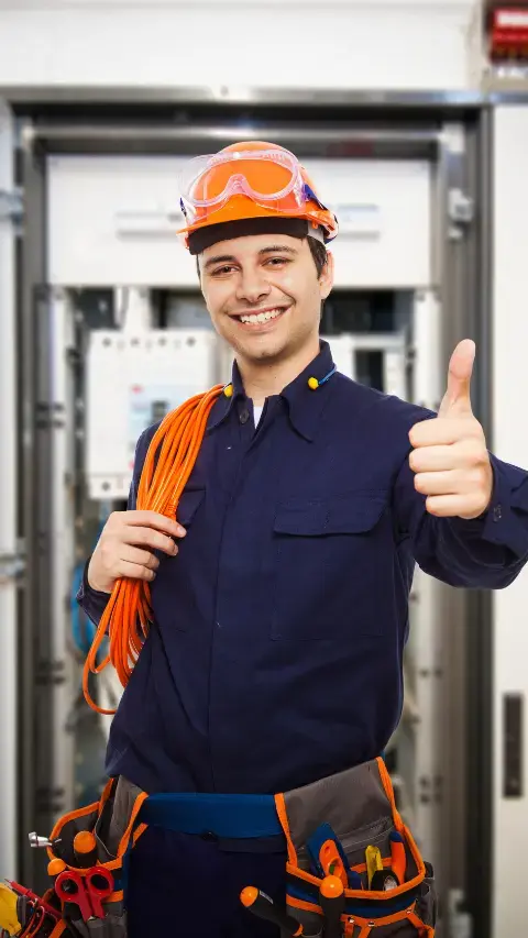 servicios max homnre trabajando de electricista en servicios max