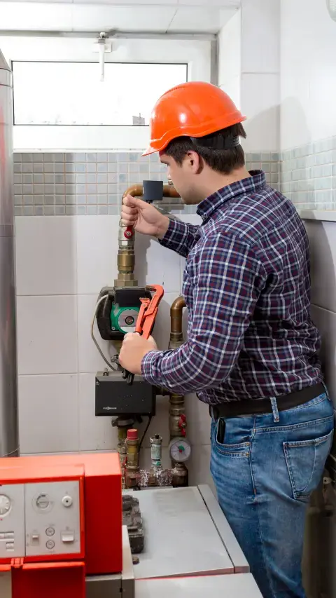 servicios max hombre trabajando de plomero y gasista en servicios max